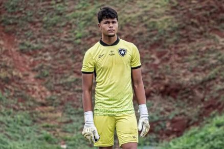 Bruninho Samudio joga no Botafogo e  filho do ex-goleiro do Flamengo 