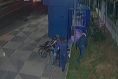 Cmera flagra ladres roubando motociclista em Cuiab; veja