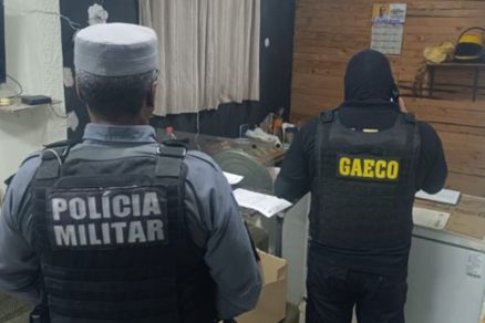 Policiais integrantes do Gaeco cumprem ordem judicial em um dos endereos alvos da ao