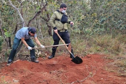 Momento em que  feita a escavao no local onde o corpo estava