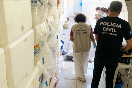 Fiscal e policial civil dentro do laboratrio, que fica no bairro Bandeirantes