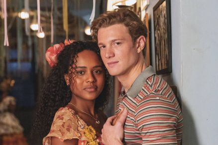 Em foto colorida, casal posa abraado  Pedro Novaes e Duda Santos em 'Garota do Momento': Globo cria 'minidramas' para agradar fs da novela 