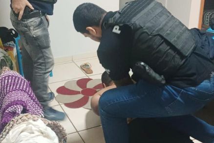 Policiais cumprem um dos mandados da operao