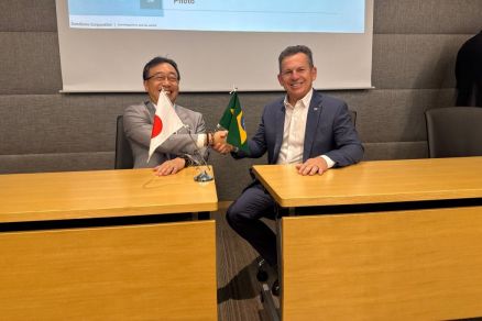 Yujiro Okuni, CEO do grupo Sumitomo Corporation, e o governador Mauro Mendes