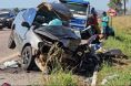 Homem morre em batida entre Corolla e caminho; beb fica ferido