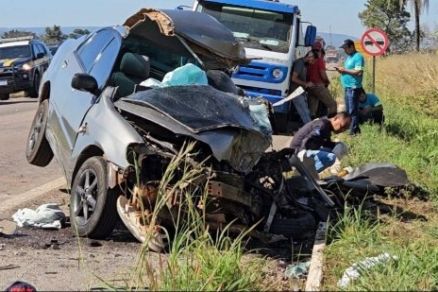 O carro ficou destrudo aps a batida 