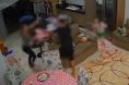 Vdeo mostra homem perseguindo mulher com faca em casa