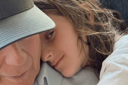 Esposa de Bruce Willis posta foto de ator com a filha no Dia dos Pais 
