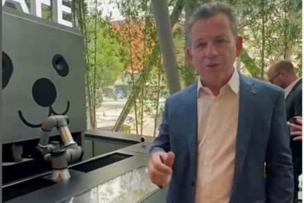 Mauro Mendes ao lado do rob que serve caf na Coreia do Sul
