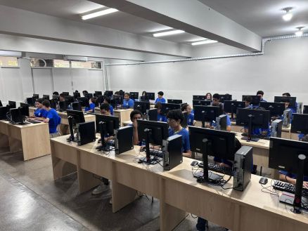 Estudantes usam laboratrio de informtica na ETEC de Vrzea Grande