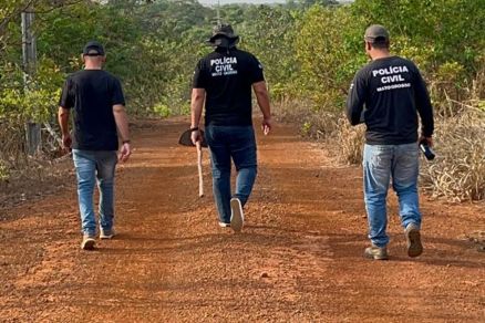 Agentes da Polcia Civil durante investigao da morte de jovem