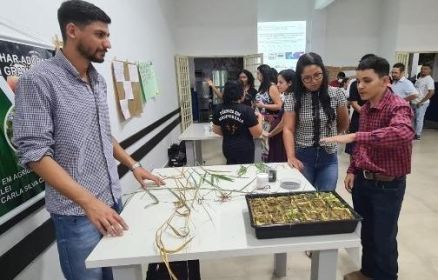 Alunos apresentam trabalho durante edio anterior da MEET 