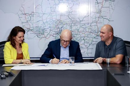 A secretria Mauren Lazzaretti; o governador em exerccio Otaviano Pivetta, e o prefeito Abilio Brunini