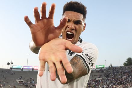 O atacante Igor Jesus, com sua tradicional comemorao aps fazer o gol contra o PSG