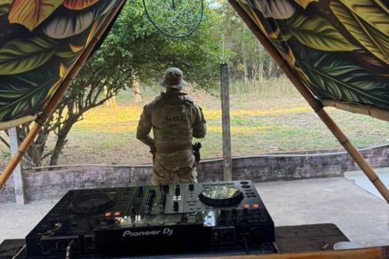 Policial durante cumprimento de mandado na festa de msica eletrnica