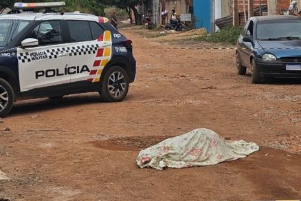 A vtima foi alvejada a tiros na rua e morreu ainda no local do crime 