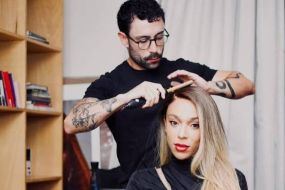 Erika Hilton contrata dois maquiadores para sua assessoria