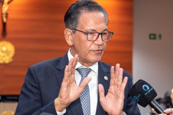 Ministro do STJ d� mata-le�o em passageiro e evita trag�dia em voo