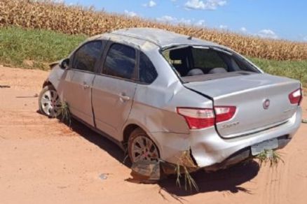 Carro capotou vrias vezes e menor foi arremessado para fora