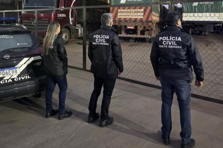 Policiais durante cumprimento de mandado ao longo da Operao Safra