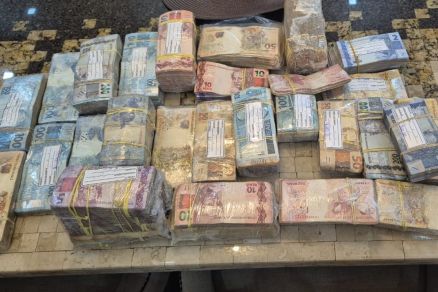 Maos de dinheiro apreendidos durante a Operao Precursor 