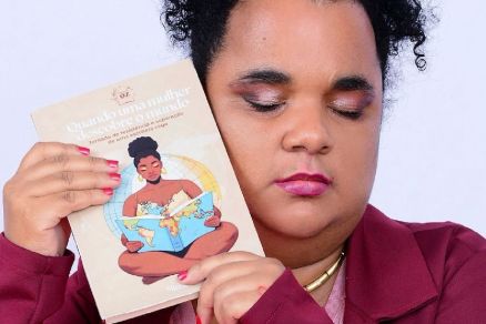 A escritora Michelli Lopes com a obra 