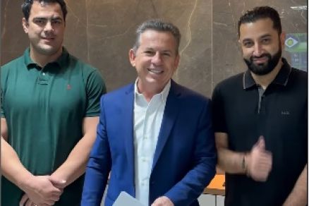 O anncio foi feito no Instagram do governador Mauro Mendes (centro)