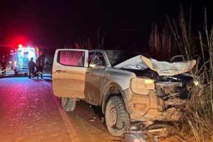 A caminhonete teve a parte frontal destruda