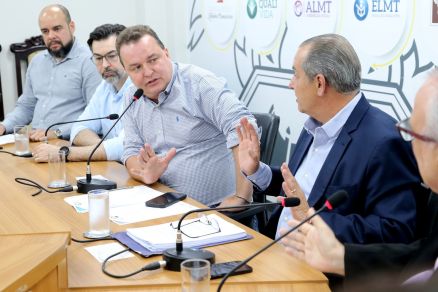 Presidente da ALMT, Max Russi, secretrio da Sedec, Csar Miranda, e representantes durante reunio