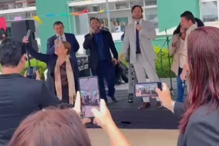 Os vereadores em cima do palco montado em frente  Cmara Municipal