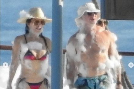 Lauren Sanchez e o bilionrio Jeff Bezos do festa de espuma em iate 