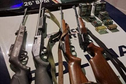 Armas apreendidas pela Polcia Militar no  local do disparo 