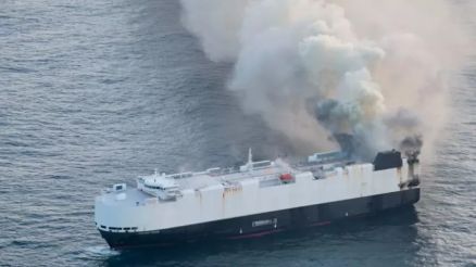 Navio cargueiro Morning Midas foi abandonado aps pegar fogo em guas internacionais, ao sul do Alasca