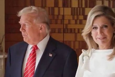 Donald Trump e rainha Mxima dos Pases Baixos posam juntos na entrada do evento
