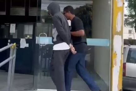 O menor  conduzido por policial aps ser apreendido em Itaperuna