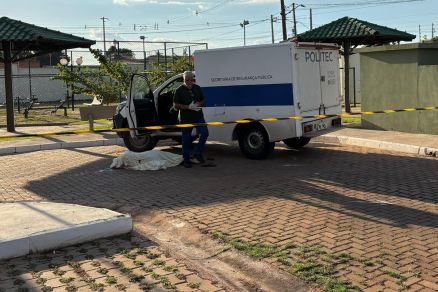 O local onde um dos homens foi assassinado, nesta sexta-feira, em Vrzea Grande
