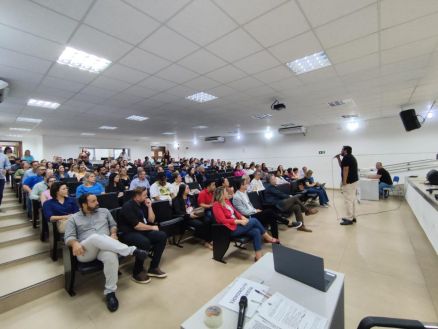 Participantes realizam evento no auditrio da ETEC de Cuiab e Academia de Letras