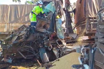 Imagem mostra cabine de veculo completamente destruda