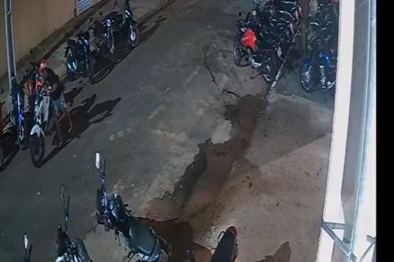 Imagem mostra momento em que homem furta moto em Rondonpolis 