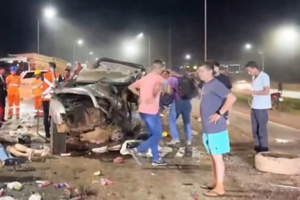 A caminhonete S10 ficou destruda aps a coliso