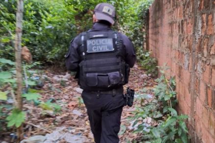 Polcial Civil durante Operao Caronte, que investiga cemitrios clandestinos 