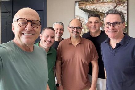 O governador em exerccio Otaviano Pivetta (a esquerda), com os aliados Paulo Henrique, Alvaro de Carvalho, Mateus Simes, Srgio Antunes e Rogrio Gallo