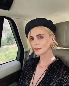 Charlize Theron parece ter sido umas das poucas celebridades de Hollywood a ficar de fora do casamento do bilionrio Jeff Bezos