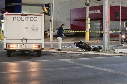 Motociclista colidiu em poste na Avenida Fernando Corra 