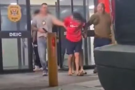 Momento em que o menor apreendido foi encaminhado pela Polcia 