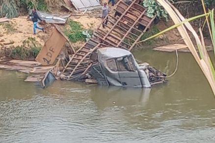 Caminho parcialmente submerso em Rio So Loureno 
