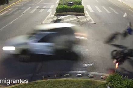 Momento em que coliso acontece; vtima foi arremessada 