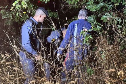 Policiais militares no local onde corpos foram localizados 