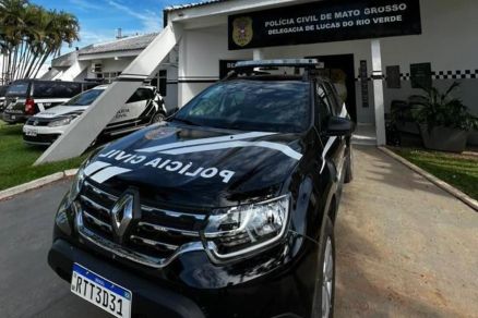 Viatura da Polcia Civil em frente  delegacia de Lucas do Rio Verde
