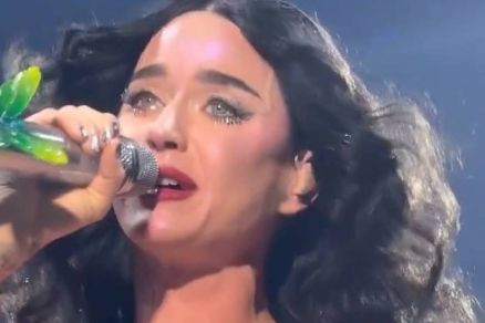 Katy Perry chora no palco